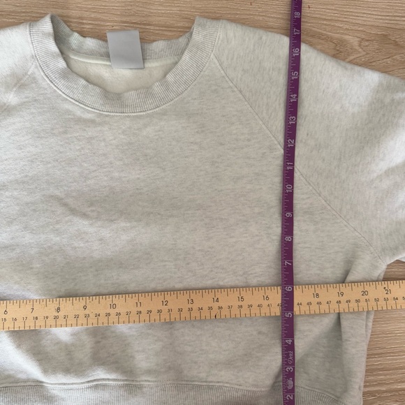 Aritzia TNA Cozy Fleece XL Perfect Sweatshirt Light Grey Heather Crop - Picture 8 of 9